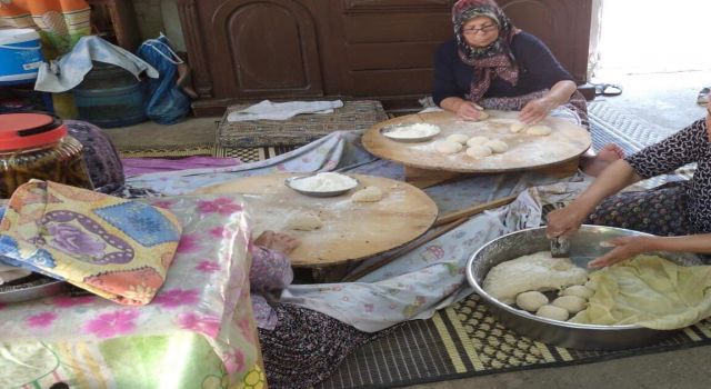 Yaşlılar için kolları sıvadılar, makarna kestiler