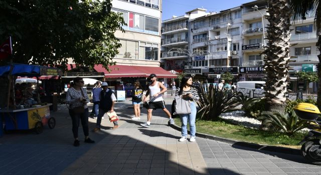 Kuşadası beşik gibi sallanıyor