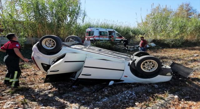 Takla atan otomobil tarlaya uçtu: 2 yaralı