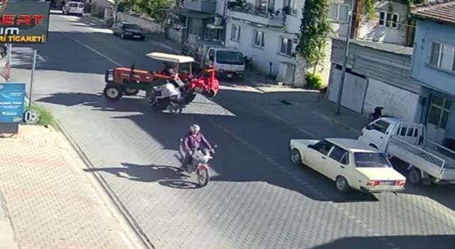 Traktör ile motosikletin karıştığı kaza kamerada