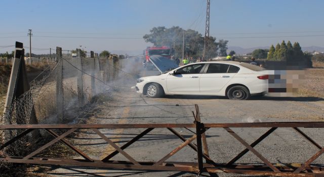 Direksiyon hakimiyeti kaybolan otomobil elektrik direğine çarptı