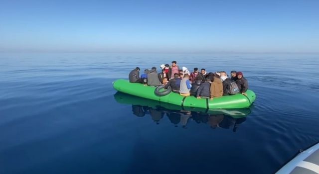 Kuşadası'nda 30 düzensiz göçmen kurtarıldı