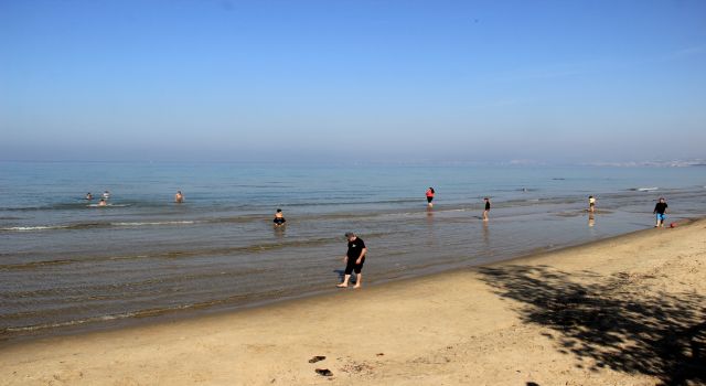 Kuşadası'nda deniz keyfi devam ediyor