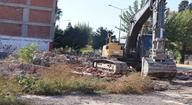 Nazilli Belediyesi tehlikeli metruk binaları bir bir yıkıyor