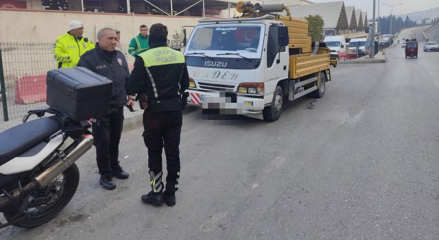 Plakayı siyah bantla değiştiren sürücü trafik polisinden kaçamadı