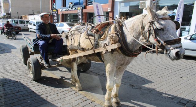 Sayıları az kalsa da ekmek parası için çalışıyorlar