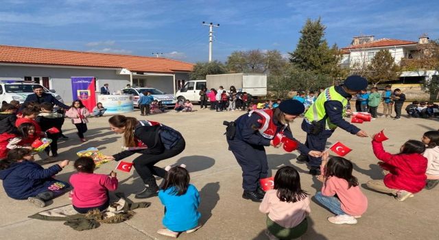 Karacasu'da Jandarmadan öğrencilerle sevgi ve farkındalık çemberi