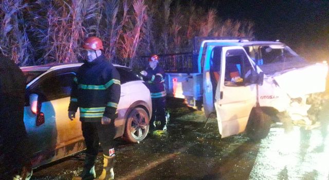 Otomobil ve kamyonet kafa kafaya çarpıştı: 3 yaralı