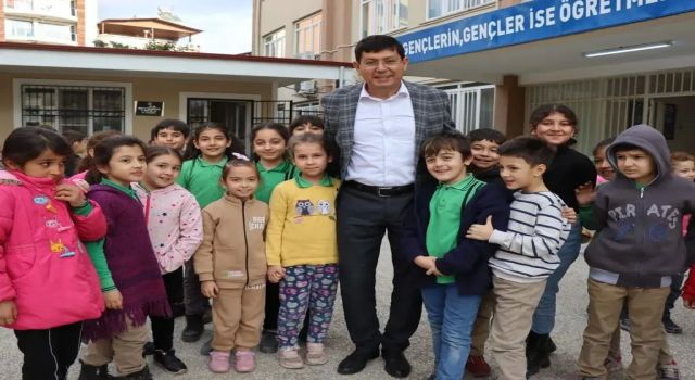 Minik öğrenciler ilk karne hediyelerini Başkan Özcan’dan aldı