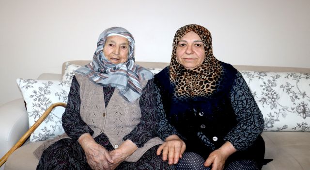 90 yaşındaki Zehra nine evinin kapılarını depremzede aileye açtı