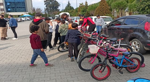 Depremzede çocukların yüzünü güldürdüler