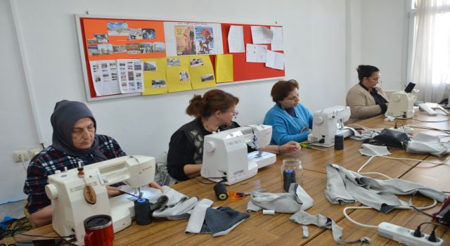 Didim’de misafir edilen depremzede çocuklara eşofman desteği 