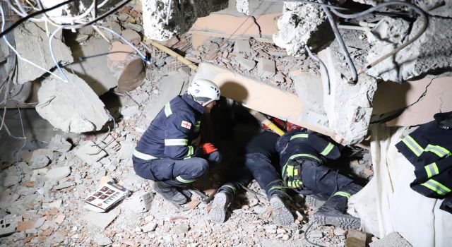 Gürcistanlı ekip, Adıyaman'da genç kadını enkaz altından çıkardı