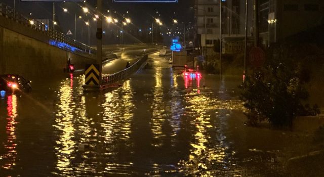 Araçlar yağmur sularının içinde kaldı