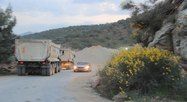 Böyle duyarsızlık görülmedi, yolun ortasına şantiye kurdular