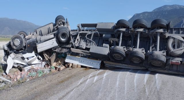 Devrilen tır yolu ulaşıma kapattı