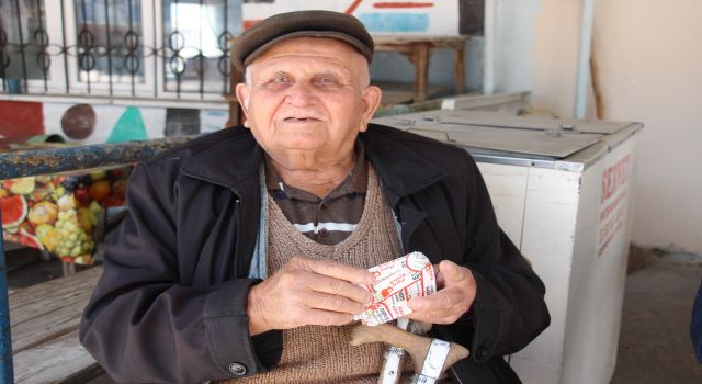 Hem sağlıklı yaşıyor, hem de 70 yıldır köyün sağlığı ondan soruluyor