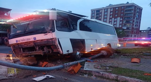 Servis aracı ile yolcu minibüsü çarpıştı: 3 yaralı