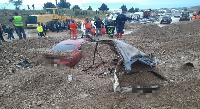 Heyelanın yuttuğu iki araçta 1 kişi öldü, 1 kişi yaralandı
