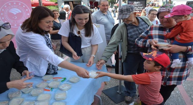 Sütlaç dağıtıp, Süt Günü’nü kutladılar