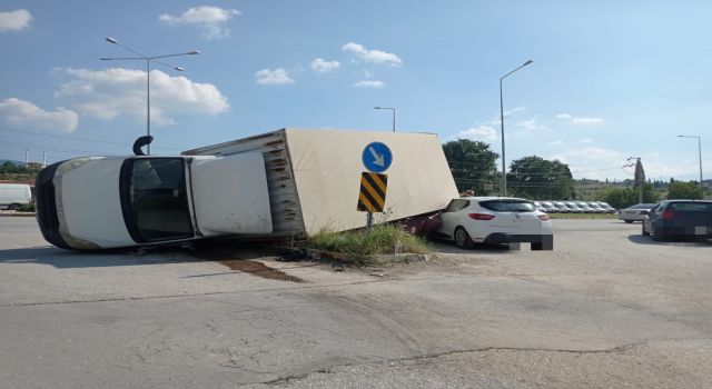 Zincirleme kazaya karışan araç, yoldan geçen otomobilin üzerine devrildi