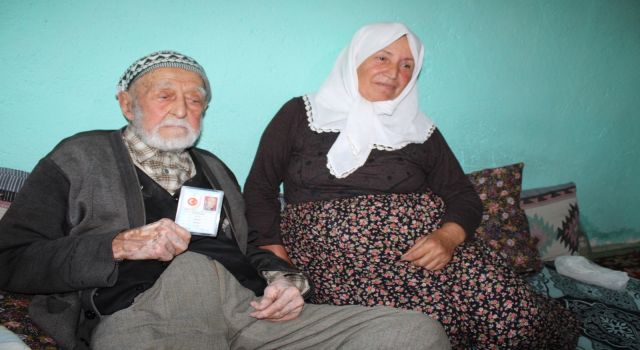 105 yaşındaki ‘Mehmet Amca’ yaşantısıyla gençlere örnek oluyor