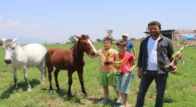 Atalarından devraldığı binlerce yıllık rahvan at geleneğini yaşatıyor