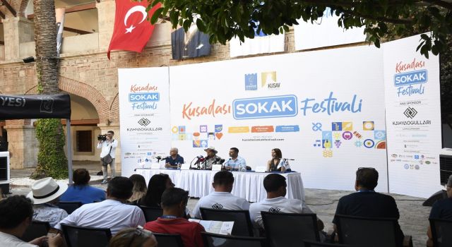 Kuşadası bir kez daha 'hayat sokakta' dedi