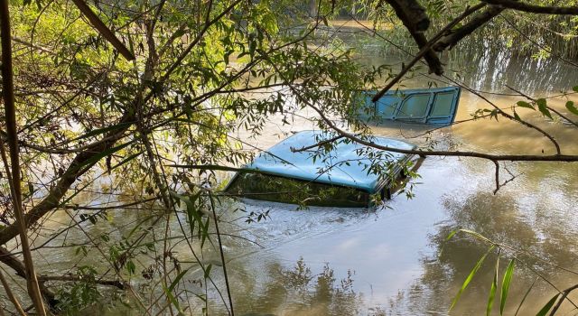 Otomobil Menderes Nehri'ne düştü