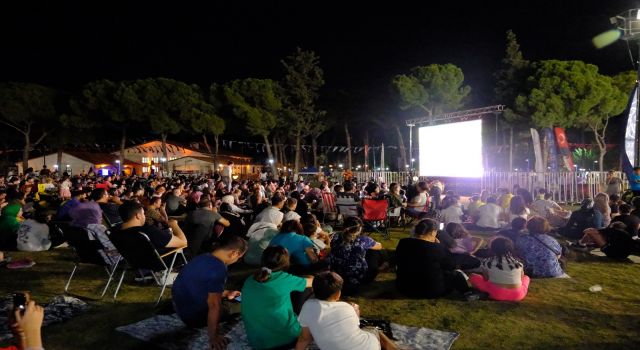 Tekstil Park'taki sinema geceleri yoğun ilgi görüyor