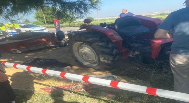 Tırla çarpışan tahıl yüklü traktör sürüklendi