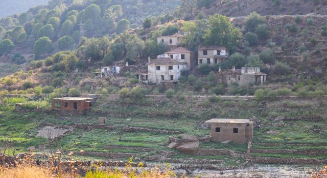 Barajın su seviyesi düştü, tarihi köy evleri ortaya çıktı