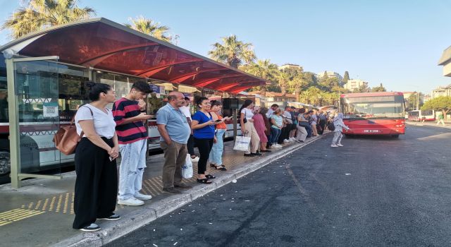 İzmir’de duraklarda ve trafikte grev yoğunluğu