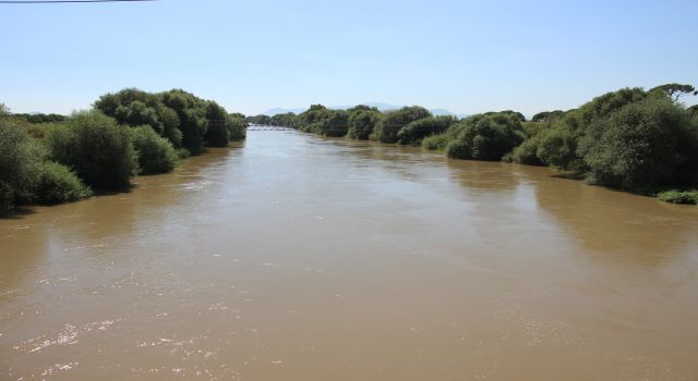 Menderes Nehri'ndeki su seviyesi üreticileri memnun ediyor