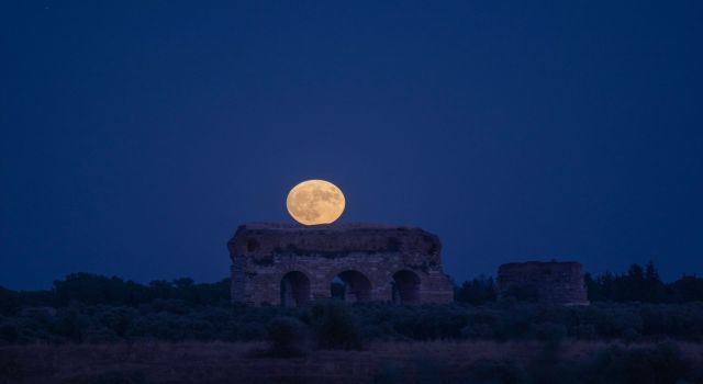 Tralles ile birleşen Mavi Ay, görsel şölen oluşturdu