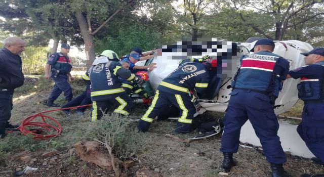 Motosiklet ile çarpışan otomobil mezarlığa uçtu: 2 ölü, 1 yaralı