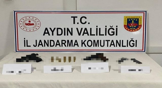 Arka koltuğa saklananlar jandarmanın dikkatinden kaçmadı