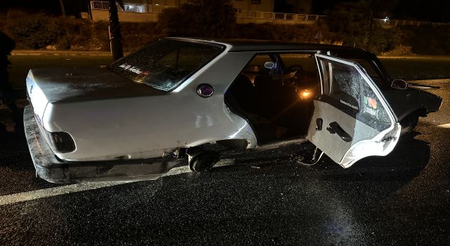 Kaldırıma çarpan otomobilin tekerlekleri yerinden çıktı