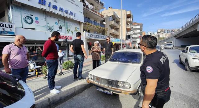 Seyir halindeki araçtan fırlayan lastik alt yola düştü