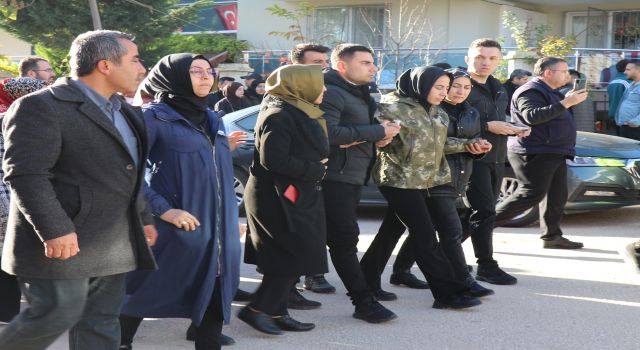 Şehit eşini askeri kamuflajla uğurladı