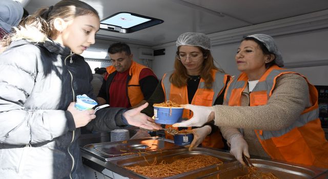 Kuşadası Belediyesi'nden makarna ve ayran ikramı