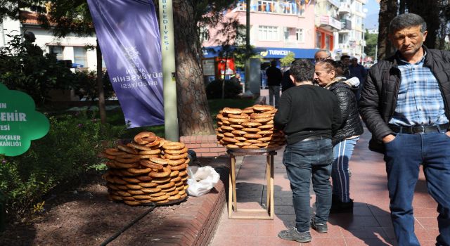 Mitingin kazananı simitçiler oldu