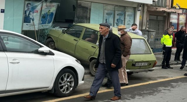 Otomobil banka şubesine daldı 