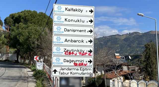 Trafik levhaları aşıkların karalama tahtasına dönüştü 