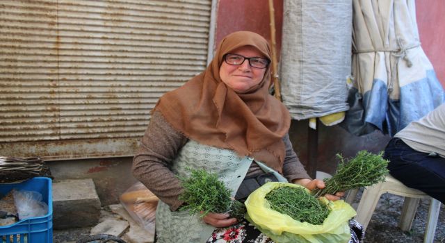 Sabah ezanı sonrası toplanıyor, kokusu cezbediyor