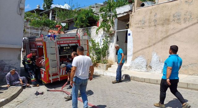 Belediye ekiplerinin dikkati, yaşlı kadını kurtardı