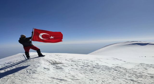 Aydınlı dağcı, Türkiye'nin çatısına tırmandı