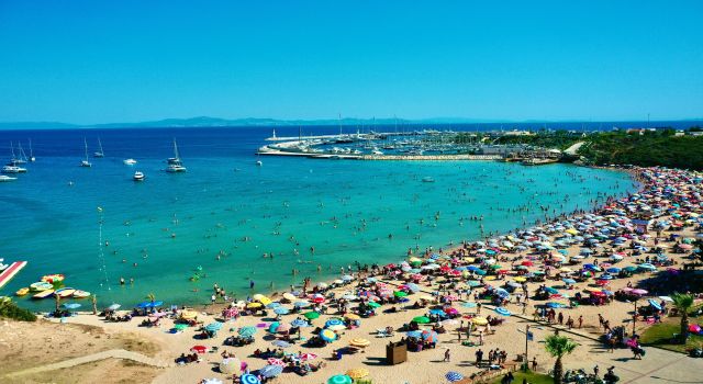 Didim sahillerinde ‘iğne atsan yere düşmez görüntüler’ oluştu