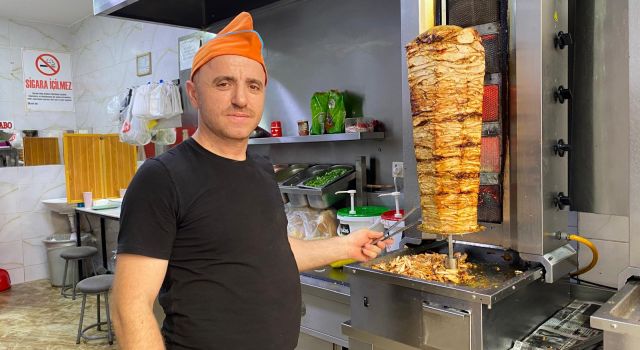 Kavurucu sıcakta döner ustalarının zorlu mesaisi