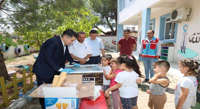 Kaymakam Gündoğdu'dan öğrencilere dondurma